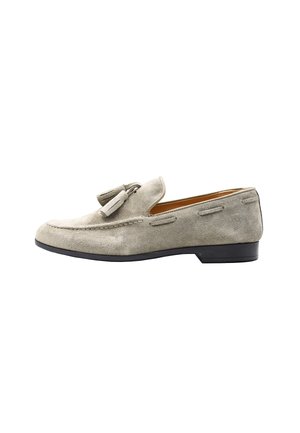 Mocassino da uomo in suede grigio chiaro con nappine, dettagli cuciti e tacco basso nero, mostrato dal lato esterno su sfondo bianco.