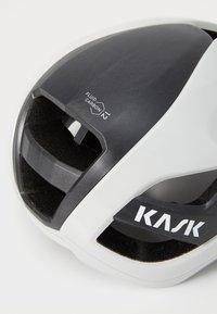 Weißer und schwarzer KASK Fahrradhelm mit Belüftungsöffnungen und dem Aufkleber "FLUID CARBON", präsentiert auf einem hellen Hintergrund.
