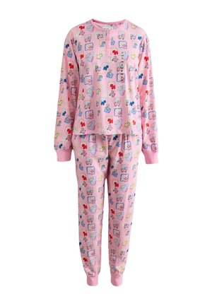 Ensemble de pyjama rose à manches longues avec motifs colorés de chiens et de cœurs, col boutonné, et poignets et chevilles côtelés.
