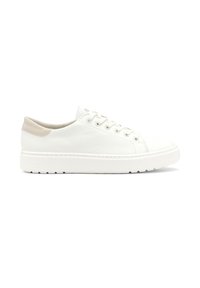 Baskets en cuir blanc avec un dessus texturé, accents beiges au niveau du talon, et une semelle en caoutchouc blanc dotée de motifs de traction subtils.
