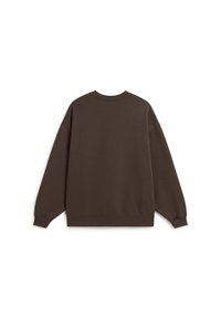 Sudadera de cuello redondo en marrón oscuro con mangas largas y puños y dobladillo acanalados, mostrada desde la parte trasera sobre un fondo blanco.