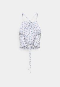 Vit halter-topp med blå blommönster, korsade ryggband, justerbara band i midjan, mjukt tyg, figursydd design.