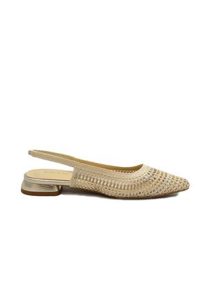 Scarpa piatta beige intrecciata con cinturino sul tallone, punta appuntita e tacco basso a blocco in metallo.