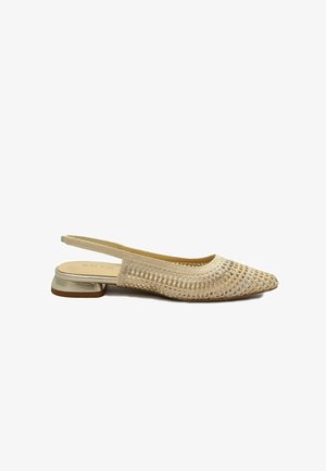 Scarpa piatta beige intrecciata con cinturino sul tallone, punta appuntita e tacco basso a blocco in metallo.