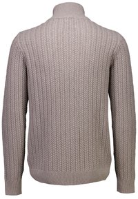 Grå stickad tröja med ribbad textur och hög krage. Bakdelen har ett fiskbensmönster och figursydda muddar.