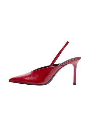 Rode hoge hak slingback schoen met puntige neus en dunne band, zijaanzicht tegen een witte achtergrond.