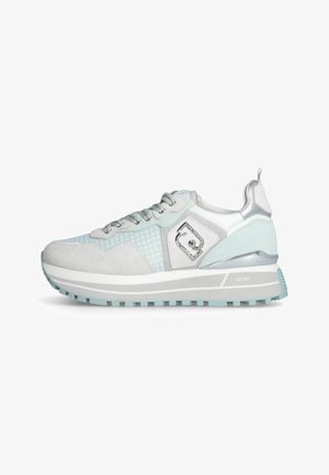 Zapatilla deportiva azul claro y blanca con detalles plateados metálicos, tejido texturizado, suela gruesa y diseño con cordones de marca, mostrada de lado.