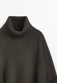 Ciemnoszary sweter z wysokim, prążkowanym golfem. Miękka faktura i luźny krój z szerokimi rękawami. Gładki materiał z minimalnymi detalami.