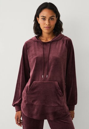 Bordeaux velours hoodie met een voorzak, lange raglanmouwen, verstelbaar trekkoord en een zachte, gladde textuur.