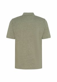 Vue de dos d'un polo uni vert olive clair à manches courtes avec col sur fond blanc.