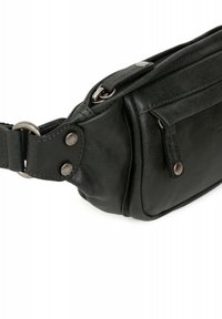 Borsa a cintura in pelle nera di forma rotonda, con zip e dettagli in metallo argentato. Presenta una tracolla regolabile e diversi scomparti.