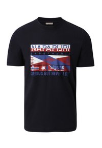 Marinblå bomullströja med flerfärgad grafisk tryck med flaggor och text. Korta ärmar, rund hals, avslappnad passform.