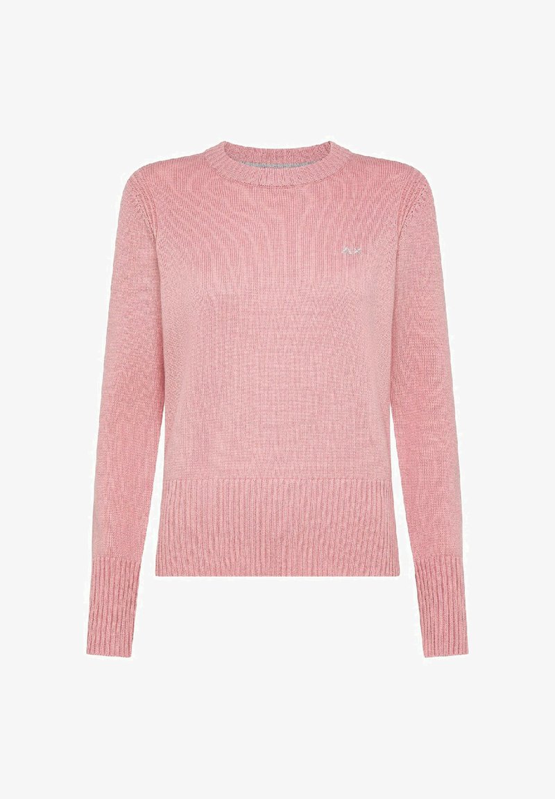 Maglione rosa lavorato a maglia con texture a coste, colletto rotondo e maniche lunghe. Presenta un piccolo logo sul petto e un orlo dritto.