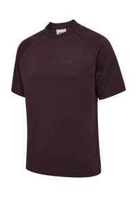 T-shirt à manches courtes bordeaux foncé avec un logo discret sur la poitrine et des coutures raglan aux épaules, présenté sur un fond blanc.