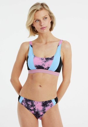 Multibarevný bikinový set s designem tie-dye v růžové, modré a černé barvě. Vrchní část má široké ramínka a pevný růžový pás; spodní část odpovídá vršku.