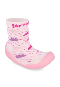 Diseño de calcetín de fondo rosa con una suela de goma flexible. Presenta una parte superior de punto suave con corazones morados y patrones degradados.