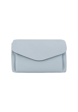 Portafoglio in pelle azzurro chiaro con finitura testurizzata, dotato di chiusura a patta e design minimalista. Nessuna hardware o motivo visibile.
