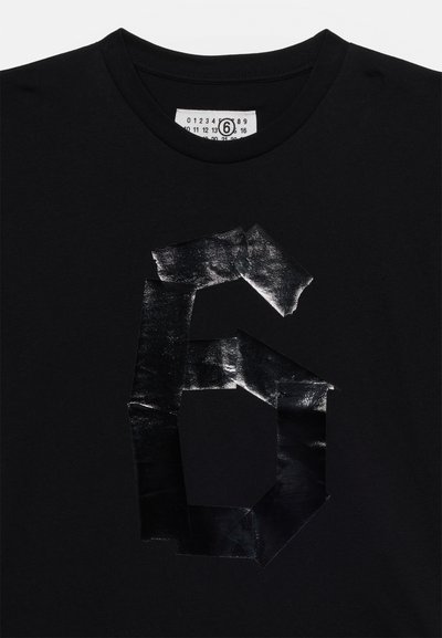 Μαύρο μπλουζάκι με στρογγυλή λαιμόκοψη, με μια λαμπερή μαύρη τσέπη στο κέντρο μπροστά σε σχήμα του αριθμού 6.