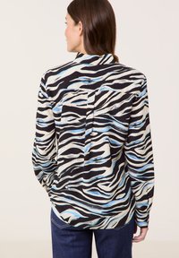 Gerry Weber LANGARM FLIESSENDE  - Button-down blouse - black blue cream print