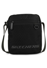 Bolso bandolera negro con un frente de malla texturizada, patrón de diamante diagonal, cierre de cremallera y correa ajustable. Cuenta con el logo en la parte inferior frontal.