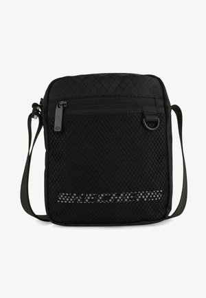 Bolso bandolera negro con un frente de malla texturizada, patrón de diamante diagonal, cierre de cremallera y correa ajustable. Cuenta con el logo en la parte inferior frontal.