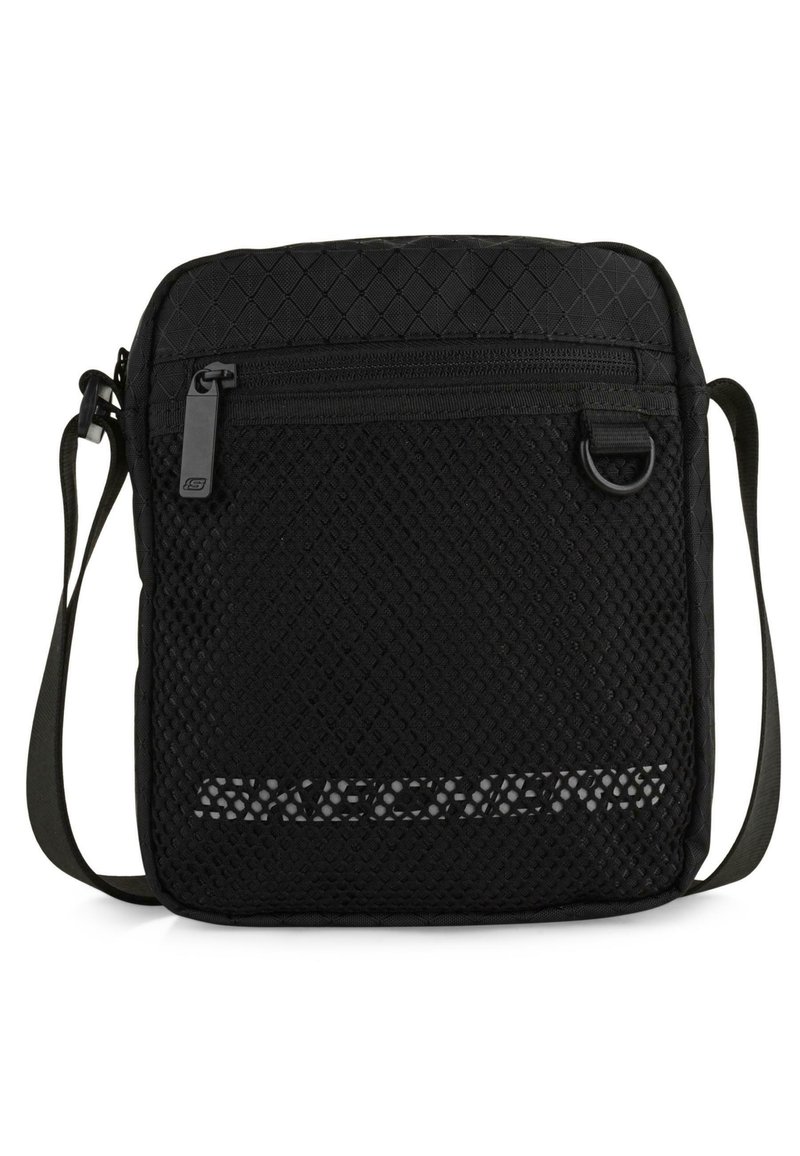 Bolso bandolera negro con un frente de malla texturizada, patrón de diamante diagonal, cierre de cremallera y correa ajustable. Cuenta con el logo en la parte inferior frontal.