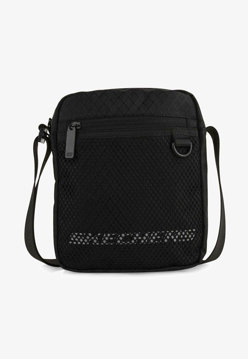 Bolso bandolera negro con un frente de malla texturizada, patrón de diamante diagonal, cierre de cremallera y correa ajustable. Cuenta con el logo en la parte inferior frontal.