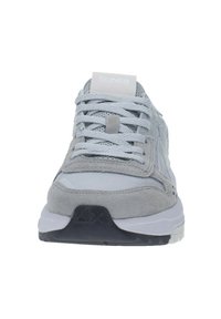 Sneaker grigio con un mix di materiali scamosciati e in rete, con lacci piatti, suola imbottita e un logo discreto sulla linguetta.