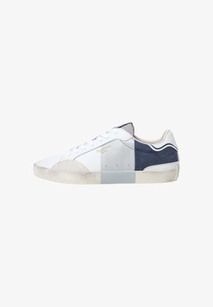 Sneaker a basso profilo con un mix di pelle bianca, tessuto grigio e pannelli in suede blu navy. Design classico con lacci e suola in gomma.