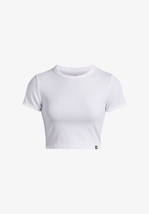 Camiseta corta de manga corta blanca con cuello redondo y pequeña etiqueta de logo negra en el dobladillo inferior.
