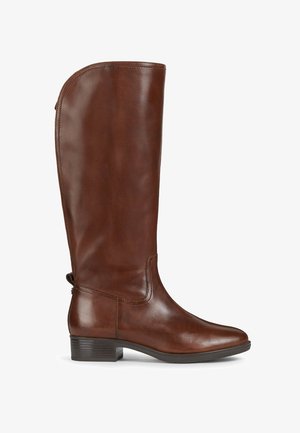 Καφέ δερμάτινη μπότες μέχρι το γόνατο με λεία υφή, στρογγυλή μύτη και χαμηλό τετράγωνο τακούνι. Διαθέτει διακριτικές ραφές και καρτέλα έλξης στο πλάι.