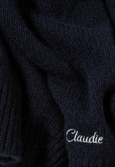 Pull en maille marine avec un tissage texturé, finition douce et broderie "Claudie" en blanc dans le coin inférieur droit.