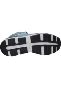 Sneaker sål med en blå overdel, der har en sort og hvid tekstureret gummiydersål. Indeholder tydelige dækmønstre og sideindsidning.