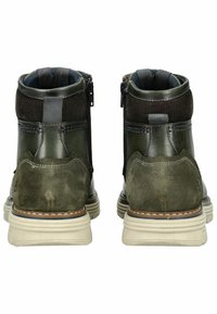 Botines de cuero verde con textura de ante, que cuentan con cierre de cremallera, cuello acanalado y una suela de goma de color claro.