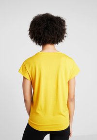 Puma Print T-shirt - yellow