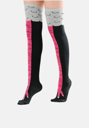 Kniehoge sokken met een grijs golvend bovenstuk, zwarte romp en roze strepen. Bevat een textuurontwerp en contrasterende kleuren.