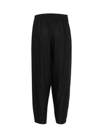 Schwarze, kurze Hosen aus weichem Stoff. Sie verfügen über einen elastischen Bund und weite Beine, die eine lockere, bequeme Passform bieten.