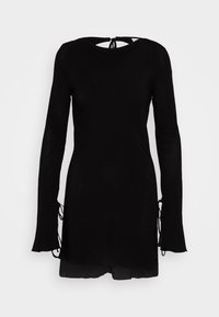 Robe noire à manches longues avec un décolleté en cœur, une texture transparente et un détail de lien ajustable à l'arrière. Manches évasées avec une coupe loose au poignet.