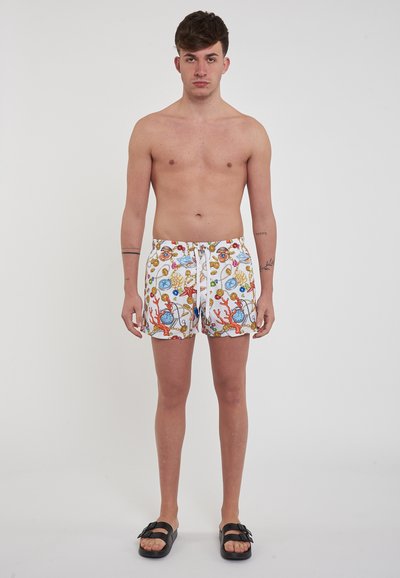 Pantaloni da bagno bianchi con motivi oceanici colorati che includono coralli e bussole, dotati di una cintura elastica con cordino.