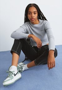 Jordan AIR JORDAN 1 ELEVATE - Joggesko - jade smoke/white/anthracite/sail
