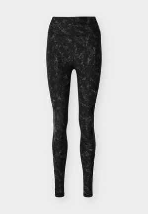 Ženske sportske helanke viskog struka u crno-sivom mramornom uzorku, s nogavicama pune duljine i malim logotipom na desnom bedru.