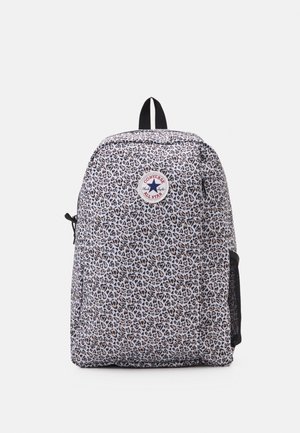 Sac à dos avec imprimé léopard gris et noir, poignée noire, poche latérale en mesh, et un patch rond du logo Converse All Star à l'avant.