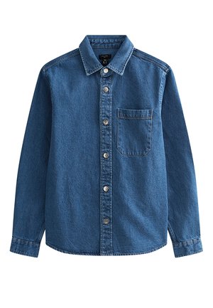 Koszula dżinsowa w ciemnym niebieskim kolorze, z kołnierzykiem, zapięciem na guziki z przodu, pojedynczą kieszenią na piersi oraz długimi rękawami zakończonymi mankietami na guziki.