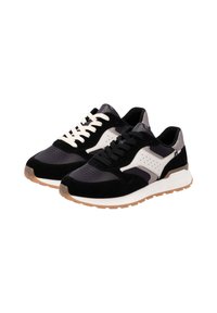 Zwarte en grijze sportschoenen van suede en leer, met een witte zijpaneel, perforaties en een gumrubberen zool.
