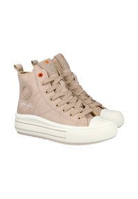 Zapatillas altas beiges con una parte superior de lienzo texturizado, punta blanca y ojales naranjas en contraste. Presenta un diseño de suela en capas.