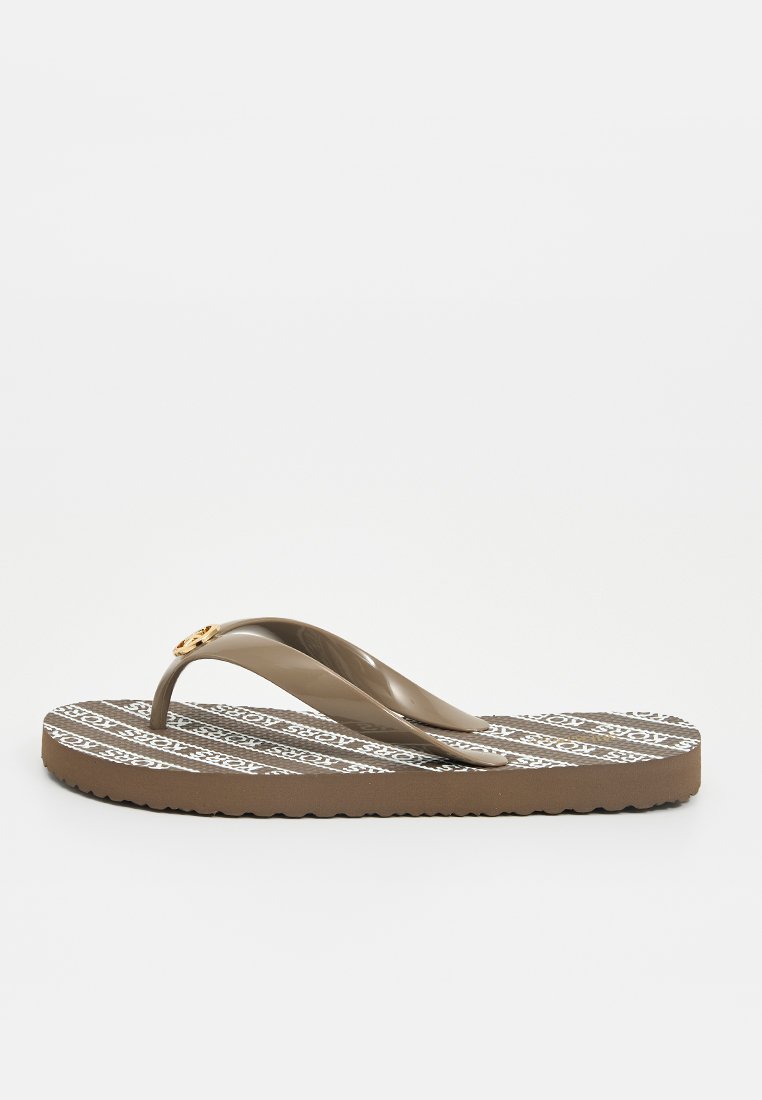 Braune Flip-Flops mit einem glänzenden Riemen und einer gemusterten Sohle, die weiße geometrische Designs aufweist. Weicher, strukturierter Fußbereich und gerippte Außensohle.