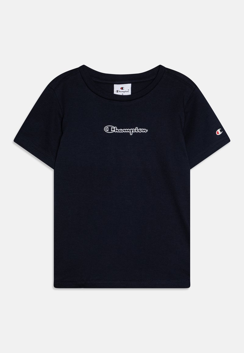 Camiseta de algodón azul marino con mangas cortas, escote redondo y logo bordado en blanco de "Champion" en la parte frontal. Presenta el logo en la manga.