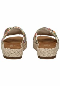 Blomstrede kilehæl sandaler med åben hæl, flettet jutesål, tan fodseng og bløde stofstropper i forskellige farver.