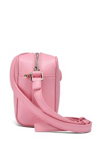 Piccola borsa in pelle rosa con forma rettangolare, chiusura a cerniera e tracolla regolabile. Texture liscia con dettaglio del logo sul lato.