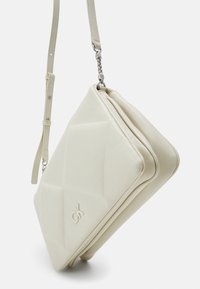 Biely prešívaný kožený crossbody kabelka s nastaviteľným popruhom, s logom, striebornými doplnkami a hladkou textúrou.